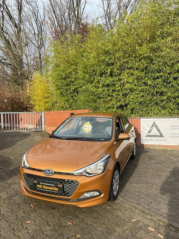 Gebraucht Hyundai i20 Basis 75 PS (55 kW) 2018 Orange Kleinwagen