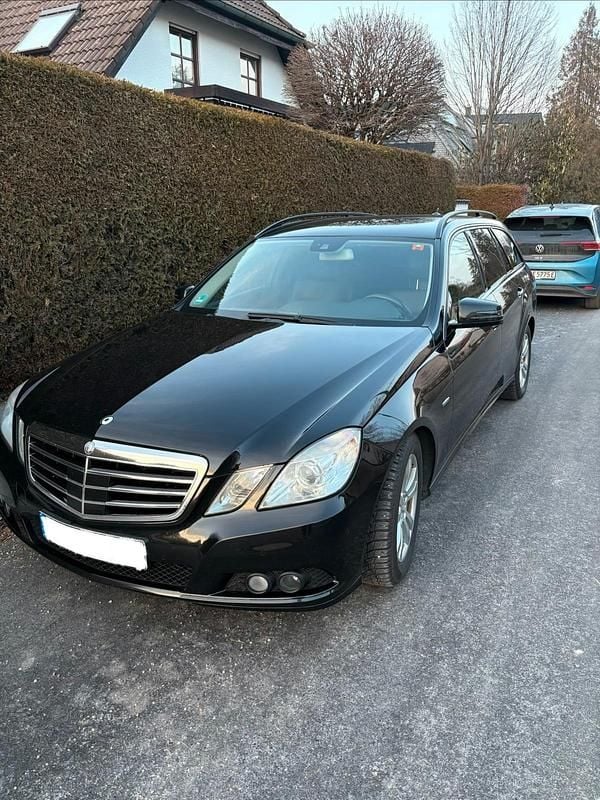 Schwarz Gebraucht 2010 Mercedes E220 Kombi | 8.250 € - Bild 1/4