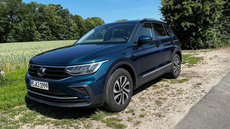 Blau Gebraucht 2022 VW Tiguan Active SUV | 26.500 € (Fairer Preis) - Bild 1/4