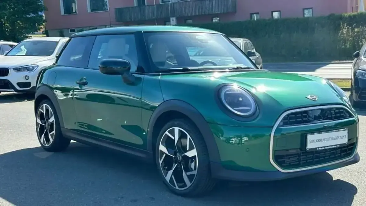 Gebraucht Mini Cooper Coupé Favoured 156 PS (114 kW) 2024 British racing green Coupé