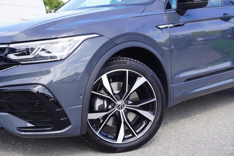 Gebraucht VW Tiguan R-line 200 PS (147 kW) 2023 Delfingrau metallic SUV