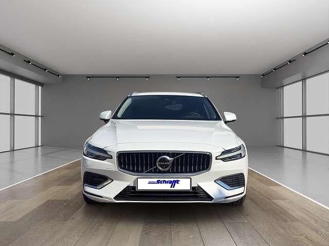 Gebraucht Volvo V60 Plus 398 PS (292 kW) 2025 Crystal white pearl / metallic Kombi