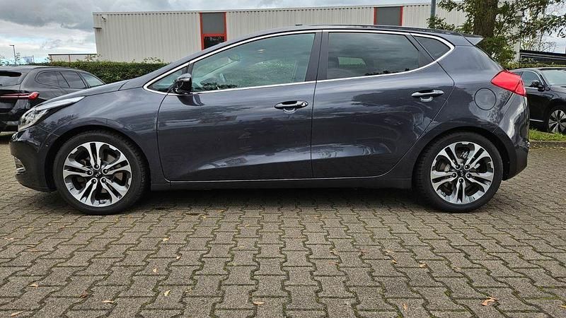Grau Gebraucht 2014 Kia Ceed Spirit Limousine | 10.100 € (Fairer Preis) - Bild 1/4