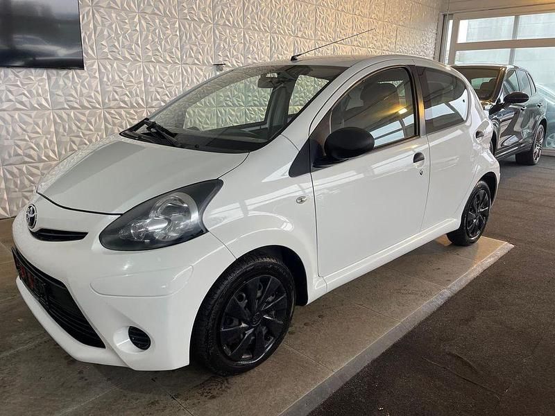 Weiß Gebraucht 2013 Toyota Aygo Basis Kleinwagen | 4.980 € (Fairer Preis) - Bild 1/4