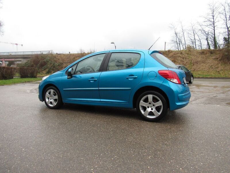 Gebraucht Peugeot 207 Premium 92 PS (67 kW) 2012 Blau Limousine