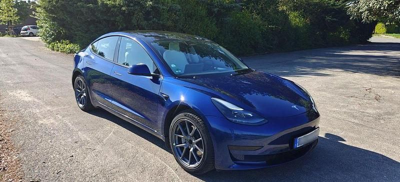 Blau Gebraucht 2022 Tesla Model 3 RWD Limousine | 25.500 € (Fairer Preis) - Bild 1/4