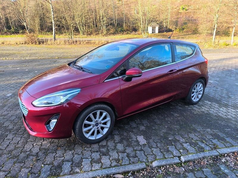 Gebraucht Ford Fiesta Titanium 125 PS (91 kW) 2018 Rot Kleinwagen