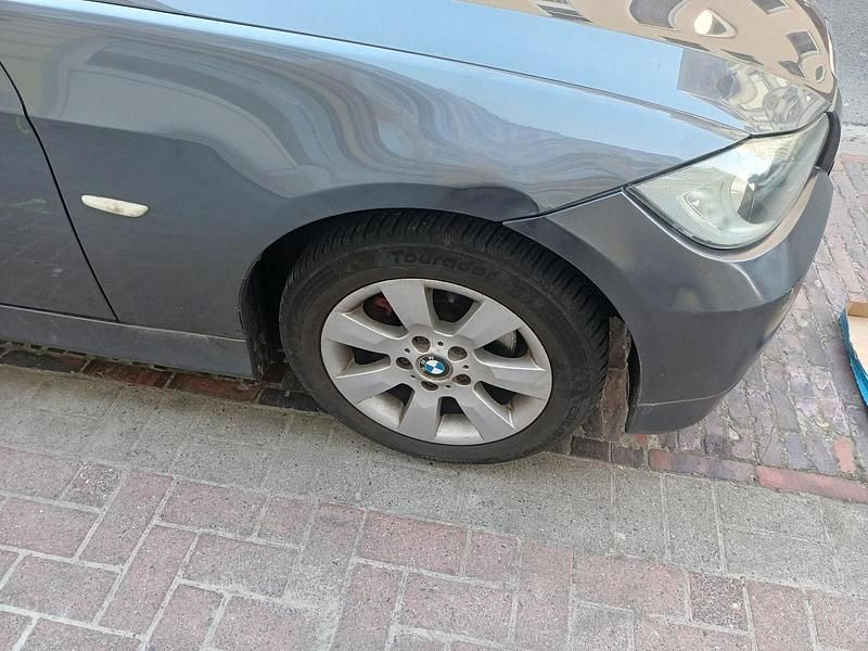 Gebraucht BMW 318 129 PS (94 kW) 2007 Grau Limousine