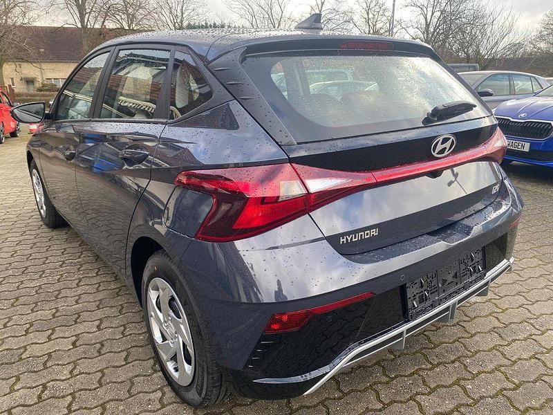Neu Hyundai i20 90 PS (66 kW) 2026 Grau Limousine