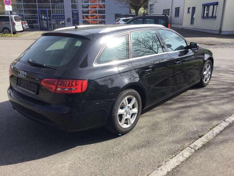 Gebraucht Audi A4 Attraction 143 PS (105 kW) 2011 Brillantschwarz Kombi