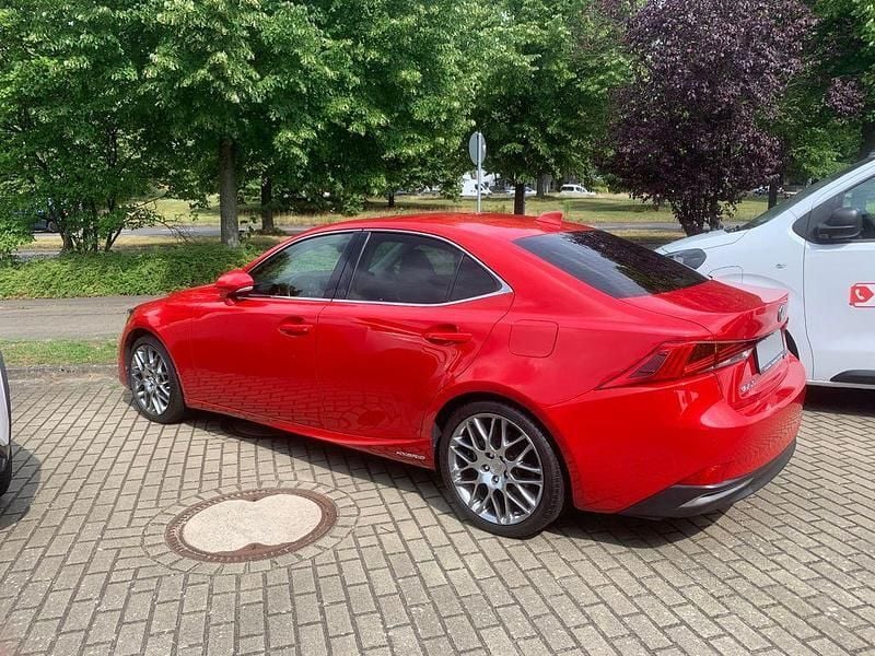 Gebraucht Lexus IS300h Luxury Line 181 PS (133 kW) 2017 Rot Limousine