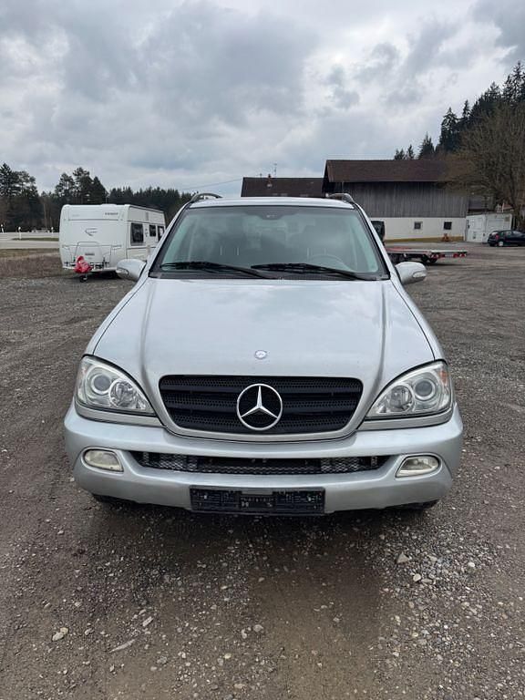 Gebraucht Mercedes ML270 163 PS (119 kW) 2003 Silber SUV