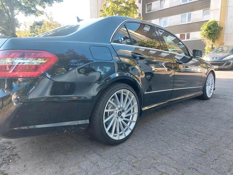 Schwarz Gebraucht 2010 Mercedes E200 AMG Limousine | 10.500 € (Teuer) - Bild 1/4