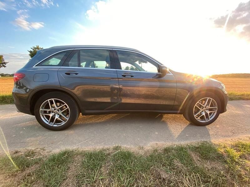 Grau Gebraucht 2016 Mercedes GLC250 SUV | 19.700 € (Guter Preis) - Bild 1/4