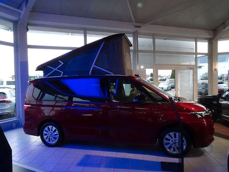 Gebraucht VW T7 Beach 150 PS (110 kW) 2024 Fortanarot metallic Van