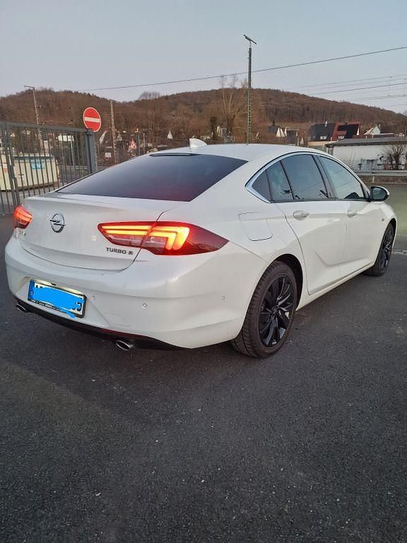 Usado Opel Insignia Dynamic 260 HP (191 kW) 2017 Branco Sedan