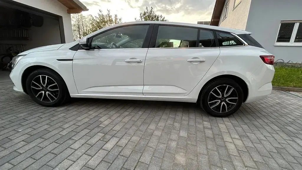 Gebraucht Renault Mégane IV Play 132 PS (97 kW) 2017 Weiß Limousine
