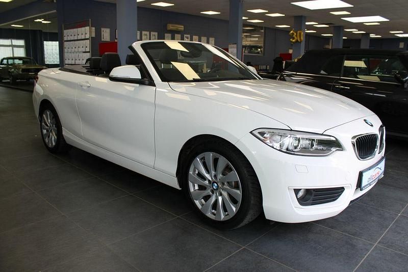 Weiß Gebraucht 2015 BMW 220 Advantage Cabrio | 17.980 € (Fairer Preis) - Bild 1/4