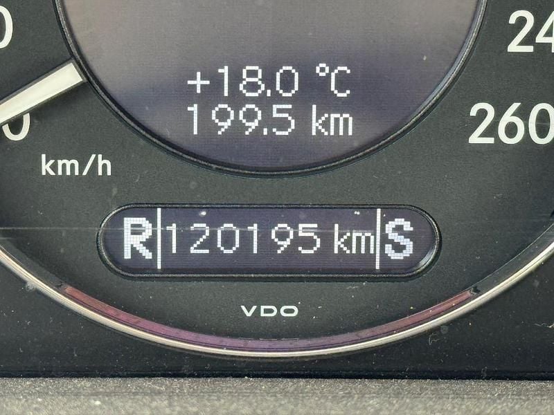 Gebraucht Mercedes E220 Elegance 150 PS (110 kW) 2002 Beige Limousine