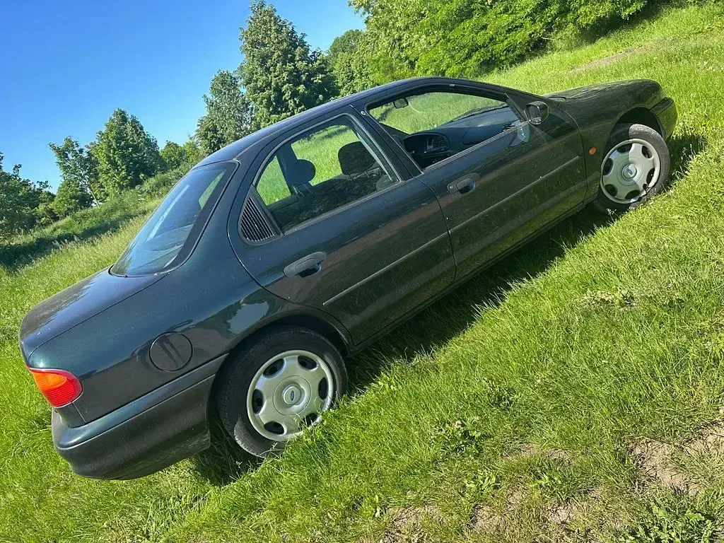 Używany Ford Mondeo 111 KM (81 kW) 1996 Czarny Sedan/Limuzyna