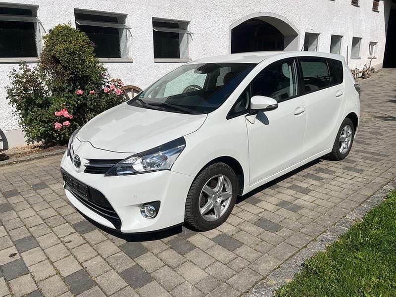 Weiß Gebraucht 2016 Toyota Verso Edition-S Van / Kleinbus | 13.000 € (Superpreis) - Bild 1/4