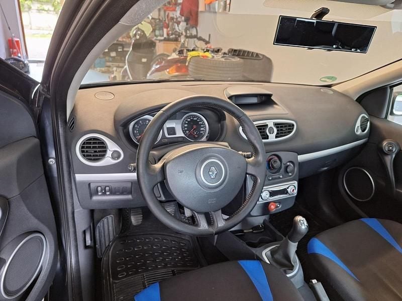 Grau Gebraucht 2006 Renault Clio II Kleinwagen | 2.450 € (Teuer) - Bild 1/4