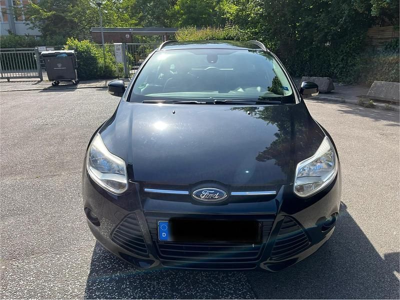 Schwarz Gebraucht 2014 Ford Focus Kombi | 3.499 € - Bild 1/4
