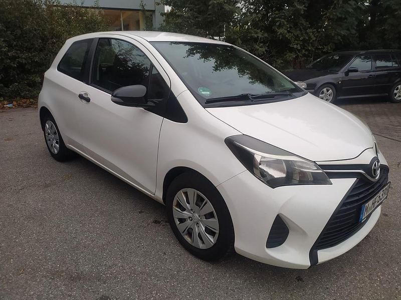 Weiß Gebraucht 2016 Toyota Yaris Kleinwagen | 5.400 € (Fairer Preis) - Bild 1/4