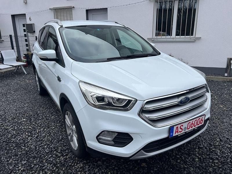 Gebraucht Ford Kuga Titanium 120 PS (88 kW) 2017 Weiß SUV