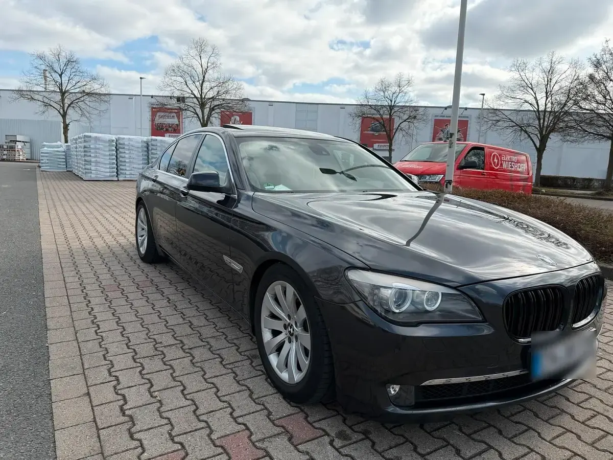 Gebraucht BMW 740 306 PS (225 kW) 2012 Andere farben Limousine