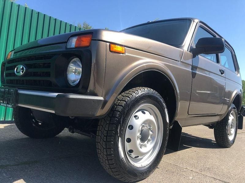 Neu Lada niva 83 PS (61 kW) 2026 Braun SUV