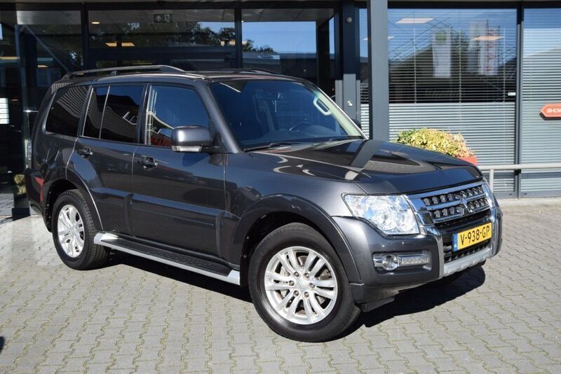 Grau Gebraucht 2017 Mitsubishi Pajero SUV | 30.244 € - Bild 1/4