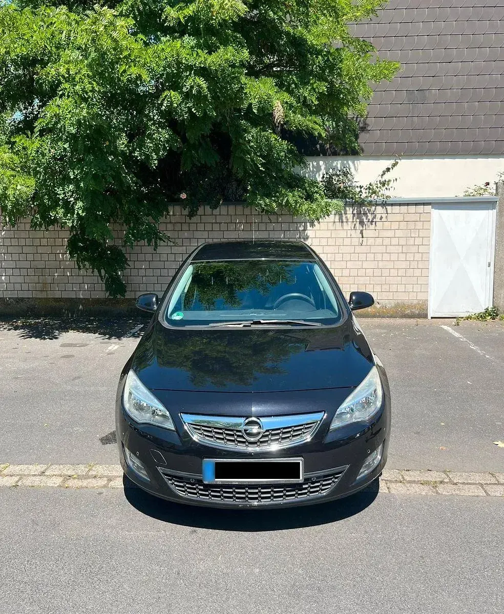 Gebraucht Opel Astra Design Edition 140 PS (102 kW) 2011 Schwarz Limousine