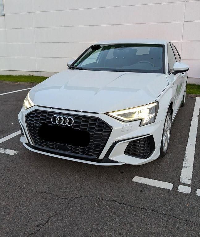 Weiß Gebraucht 2021 Audi A3 Sportback e-tron S-Line Kleinwagen | 22.998 € (Fairer Preis) - Bild 1/4