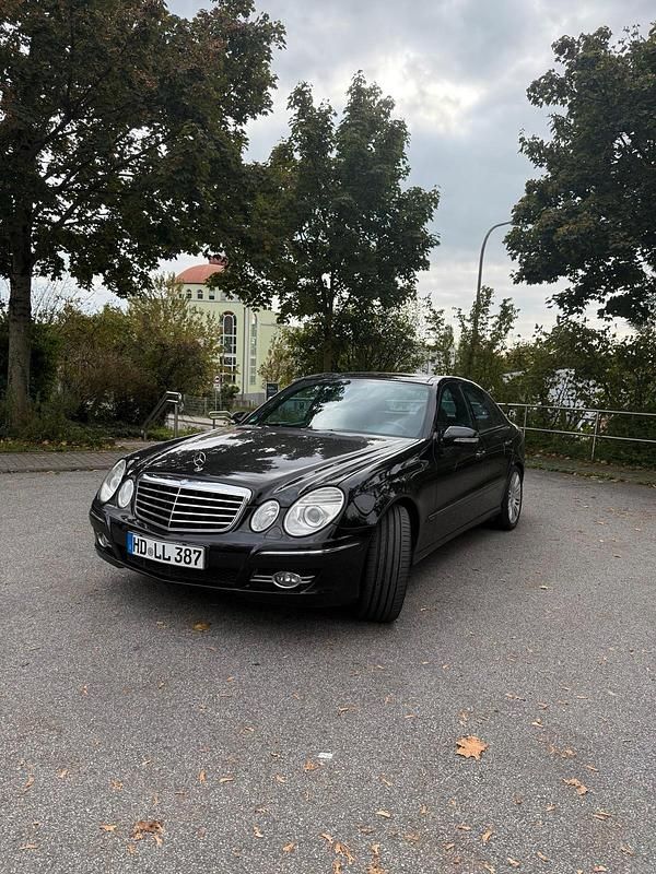 Schwarz Gebraucht 2007 Mercedes E320 Avantgarde Limousine | 11.250 € - Bild 1/4