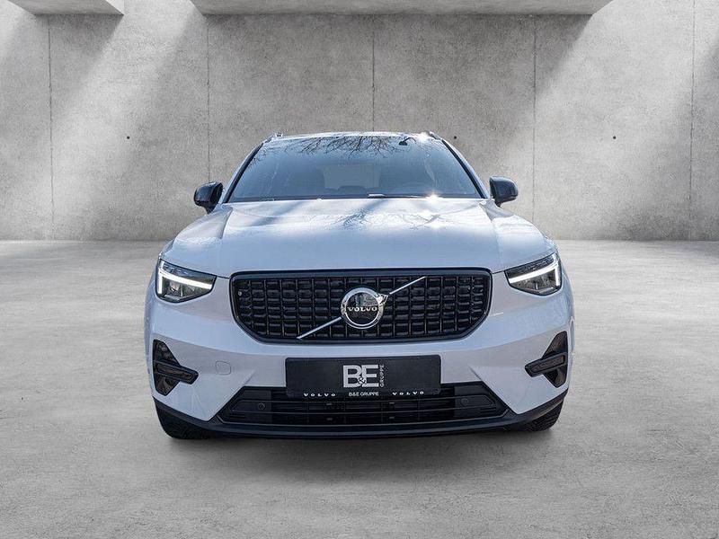 Neu Volvo XC40 Plus 163 PS (119 kW) 2026 Weiß SUV