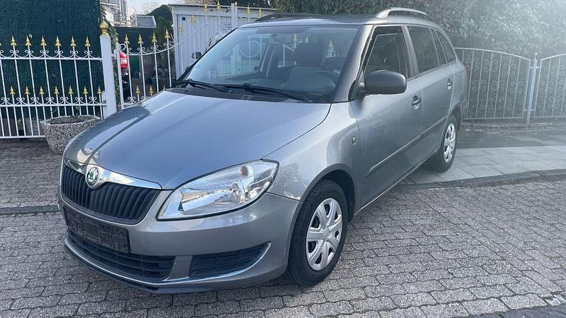 Gebraucht Skoda Fabia Ambiente 69 PS (50 kW) 2012 Grau Limousine