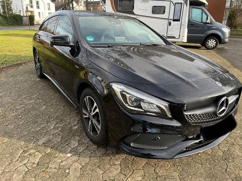 Schwarz Gebraucht 2019 Mercedes CLA200 Shooting Brake Kombi | 18.500 € (Guter Preis) - Bild 1/4
