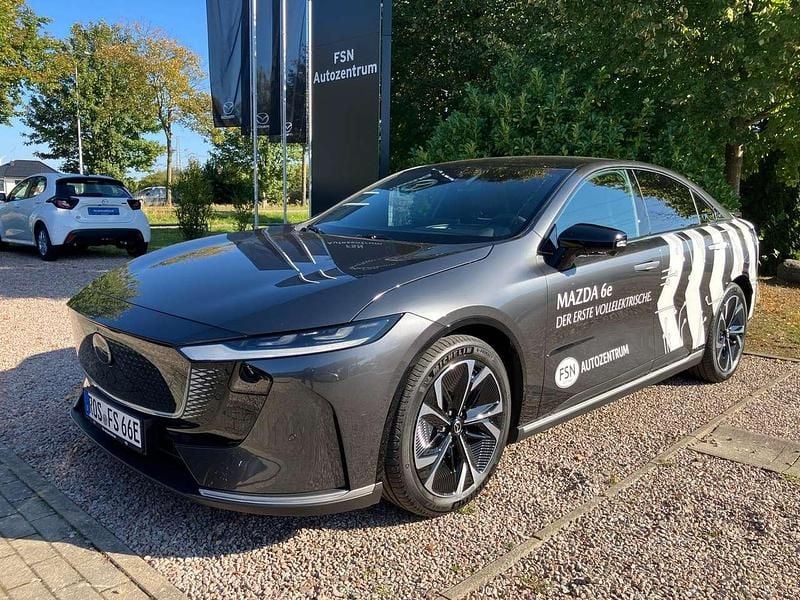 Grau Gebraucht 2025 Mazda 6e Takumi-Line Limousine | 38.650 € (Guter Preis) - Bild 1/4