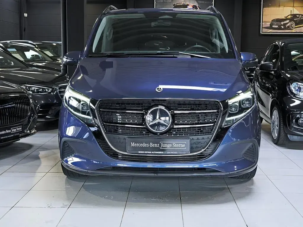 Gebraucht Mercedes V220 Style 163 PS (119 kW) 2024 Blau Van / Kleinbus