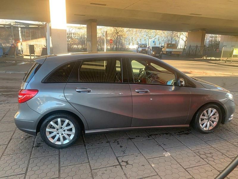 Gebraucht Mercedes B180 109 PS (80 kW) 2012 Grau Van / Kleinbus