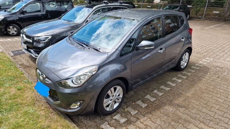 Grau Gebraucht 2011 Hyundai ix20 Style Van / Kleinbus | 6.700 € (Guter Preis) - Bild 1/4