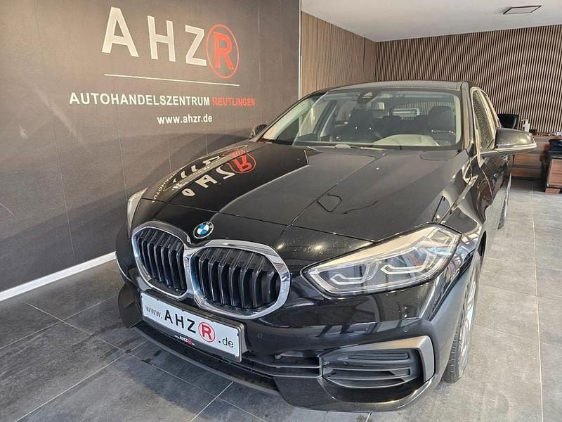Schwarz Gebraucht 2022 BMW 118 Advantage Kleinwagen | 18.490 € (Guter Preis) - Bild 1/4