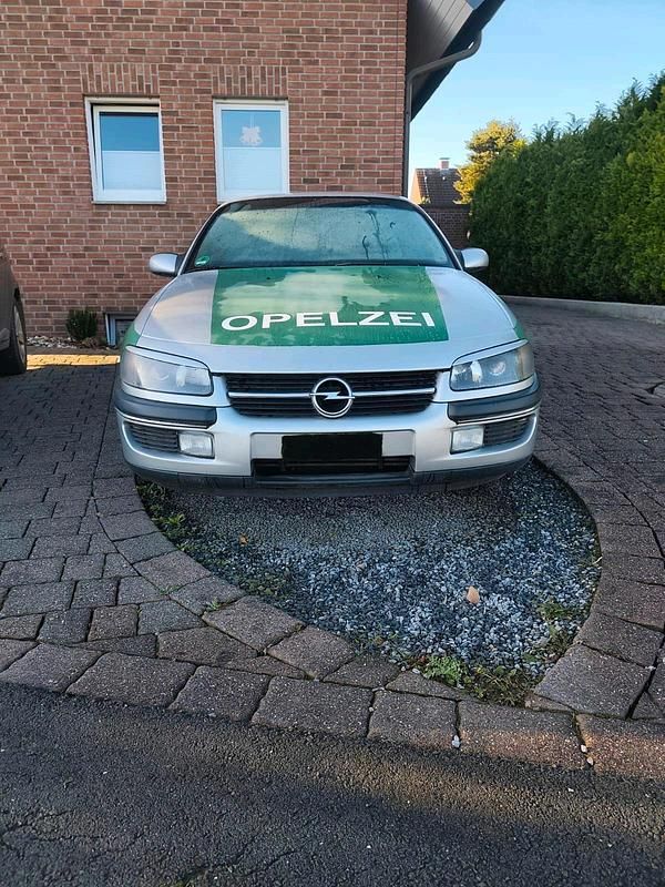Silber Gebraucht 1997 Opel Omega Limousine | 2.300 € (Fairer Preis) - Bild 1/4
