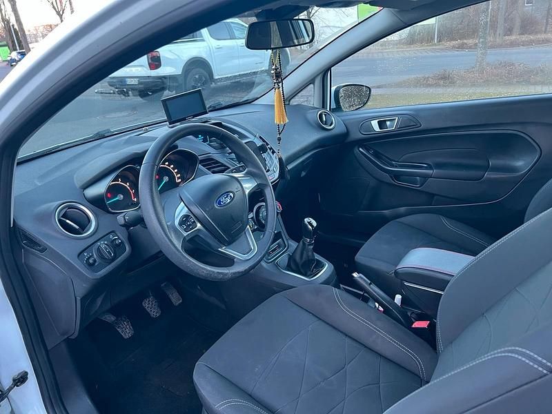 Gebraucht Ford Fiesta 101 PS (74 kW) 2014 Weiß Kleinwagen