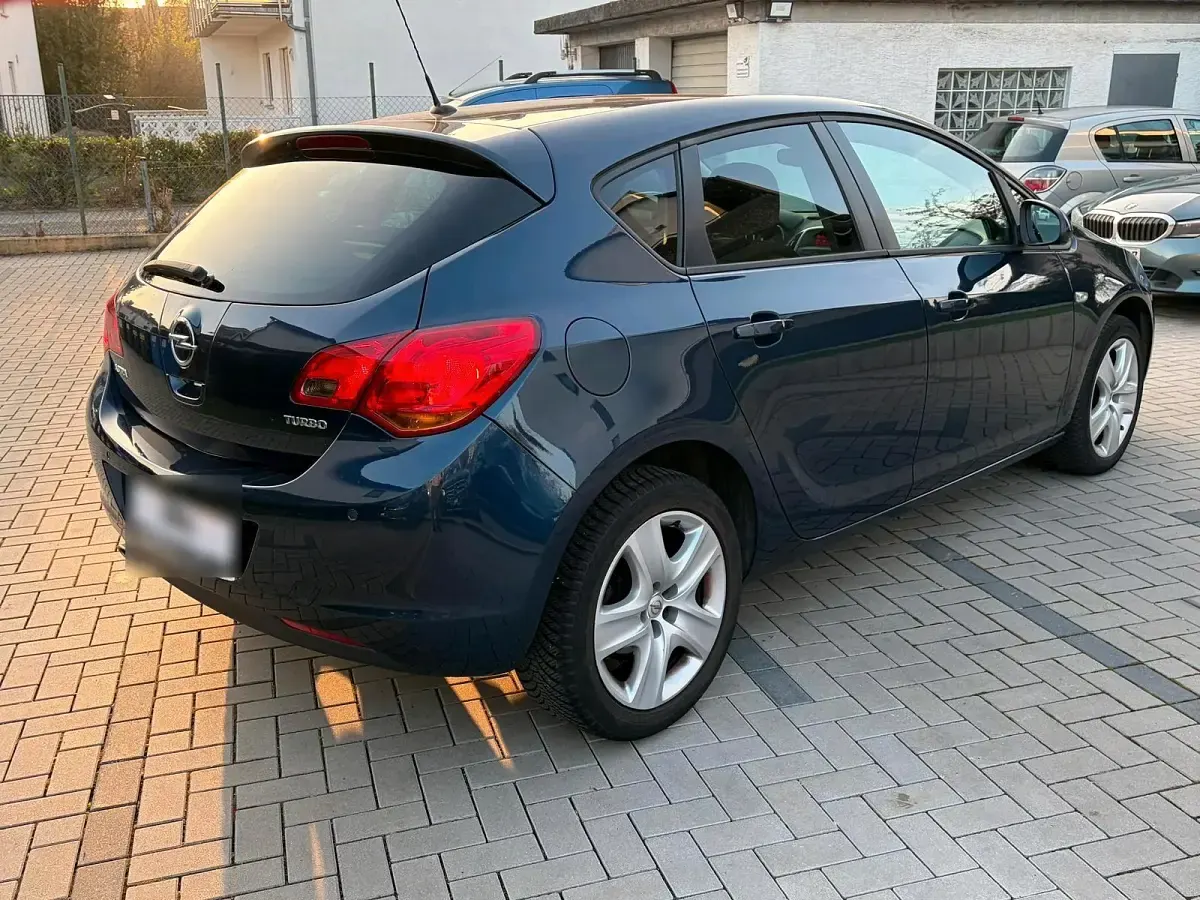 Gebraucht Opel Astra 140 PS (102 kW) 2011 Blau Limousine