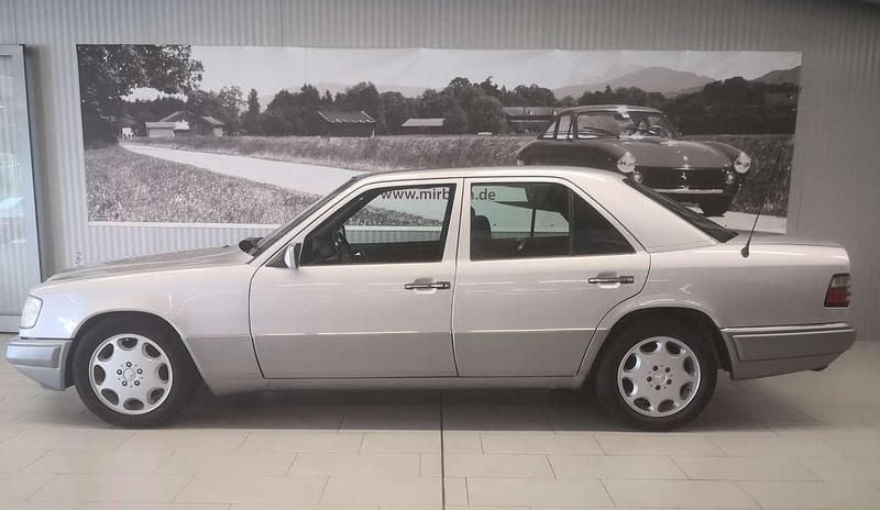 Silber Gebraucht 1994 Mercedes E420 Limousine | 13.900 € - Bild 1/4