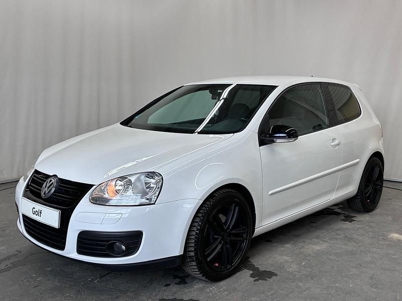 Weiß Gebraucht 2004 VW Golf Limousine | 3.850 € (Fairer Preis) - Bild 1/4