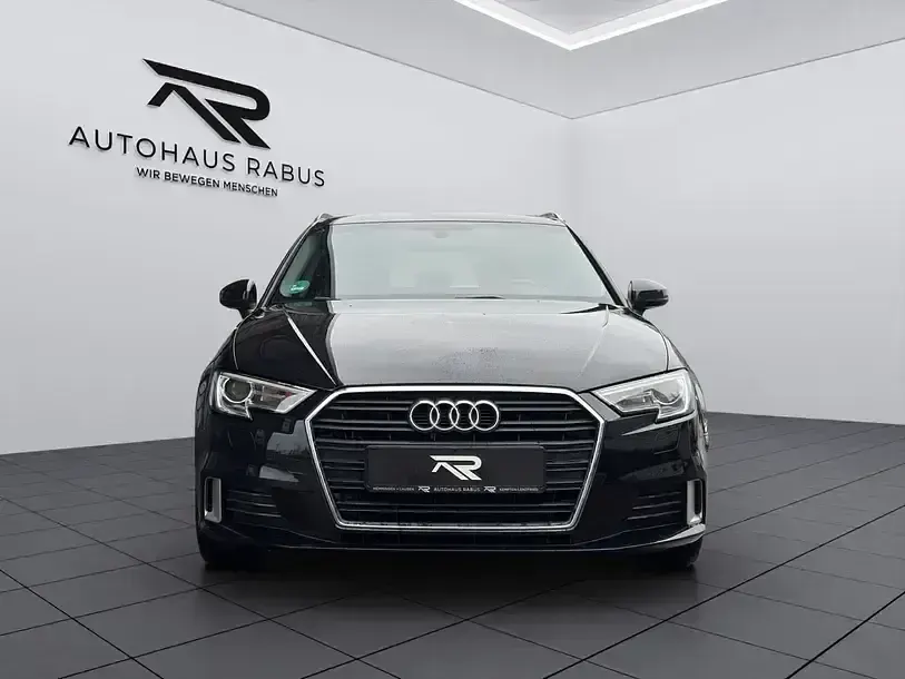 Gebraucht Audi A3 Sport 116 PS (85 kW) 2019 Mythosschwarz metallic (metallic) Limousine