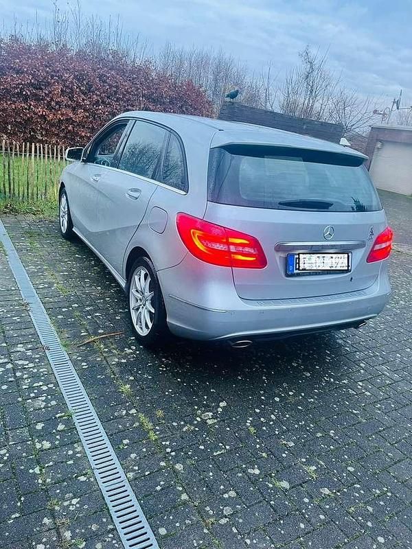 Gebraucht Mercedes B180 122 PS (89 kW) 2013 Silber Van / Kleinbus